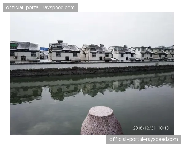 终场哨响，齐广璞带伤完成最后一跳，跪地亲吻雪道告别奥运