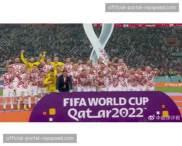 瞬间特写：终场哨响，37岁的莫德里奇与克罗斯在中圈久久相拥。